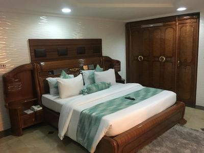 Cynergy Suites Royale