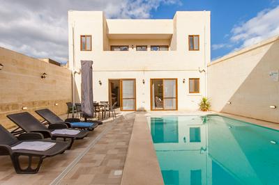Nadurin, Gozitan Villa 7 Bedr. & 2 Pools