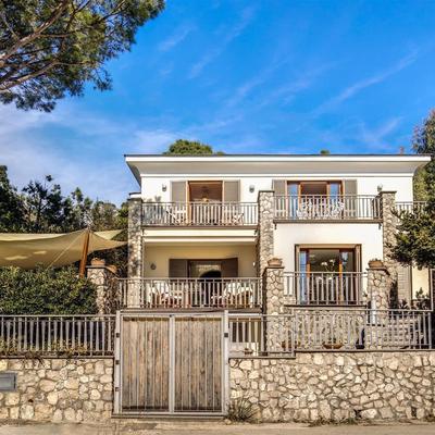 Villa Tre Pizzi Spectacular Water Views and Walking Distance to Beach