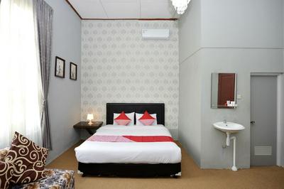 OYO 1303 Golden Inn 2