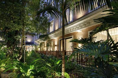 Hotel Thrive, A Tropical Courtyard