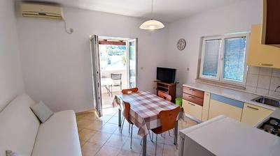 Leana - Great Location and Close to Beach - A1