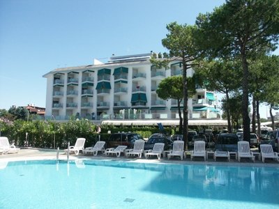 Cozy Flat With Pool Near the Beach