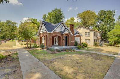 Walk to Bergfeld Park: 1928 Azalea District Home