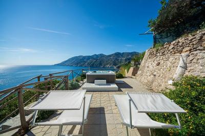 Luxury Villa Vittoria- Villa With Garden Swimming Pool and Jacuzzi Overlooking the sea