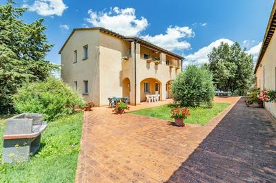 Limone Family Apt Shared Pool,volterra