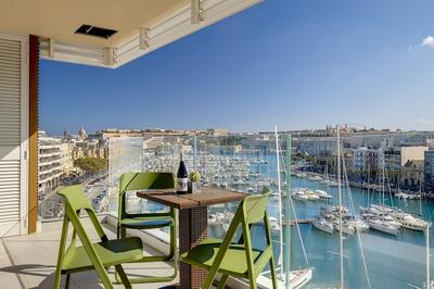 Stunning 3BR Apartment With Marina Views
