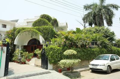 OYO 8844 Meadows Inn