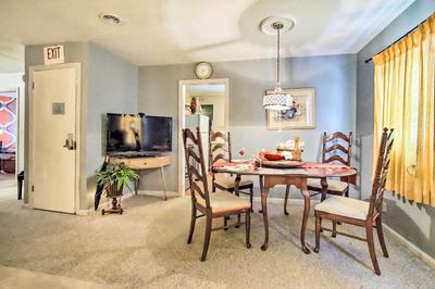 Artsy Getaway ~ 8 Miles to Downtown Kansas City!