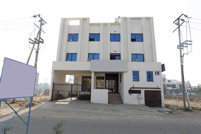 OYO 3426 The Grand White Inn