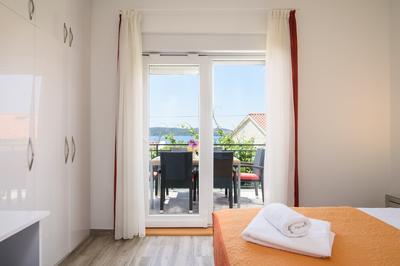 A3 90m2 apt W.shared Pool & Balcony,next to Beach