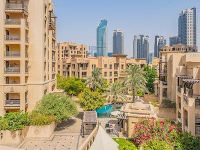 Colorful Apartment near Dubai Mall with Balcony