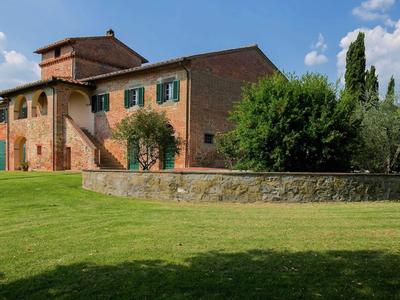 Villa with Private Swimming Pool & Spacious Garden in Valdichiana near Cortona