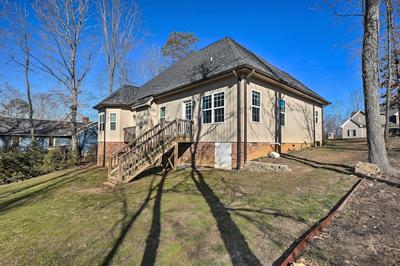 High Point Home ~ 1 Mi to Oak Hollow Lake!