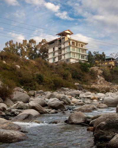 Manuni Inn - Riverside Hotel