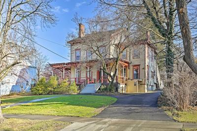 Centrally Located Apt in Victorian Mansion!