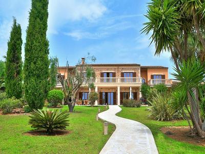 Exquisite Villa With Views