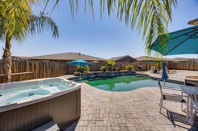 1 Mi to Golf! Spacious & Modern Home in Dinuba