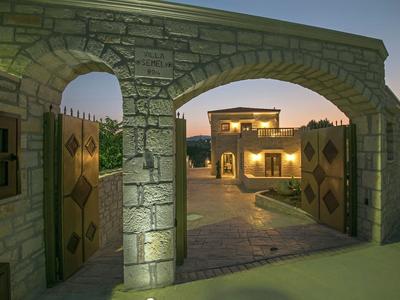 Luxurious Villa With Private Pool, Near a Couple of Restaurants & Sandy Beach