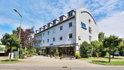 Ultimate 8 Bedroom Champions Gate Resort Property 8 Villa by Redawning