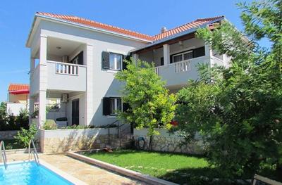 4 Bed Villa Sleeps 9 - Pool, Pets, Garden, Parking
