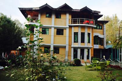 Barzam Lake View Resort