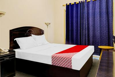 Super OYO 800 Moon Creek Hotel