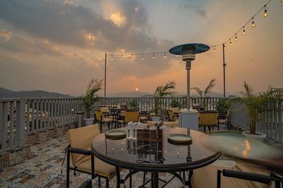 MAYA'S MANOR - A Luxury Lake View Boutique Hotel