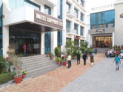 Hotel Sapphire Inn Siwan With AC Room