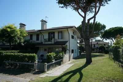 Comfy Villa With Pool and Barbecue