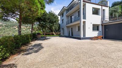 Luxury Apartment in Modern Villa Unit 1