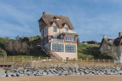 The Benervilloise Villa With its Feet in the Water