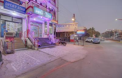 OYO 19830 Hotel Lucky Star