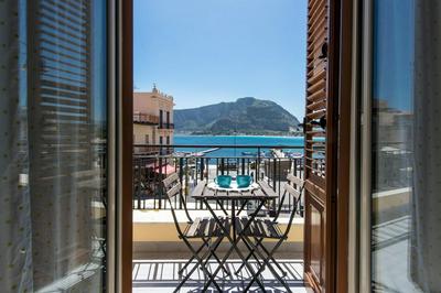 Casetta Vista Mare in Piazza a Mondello by Wonderful Italy