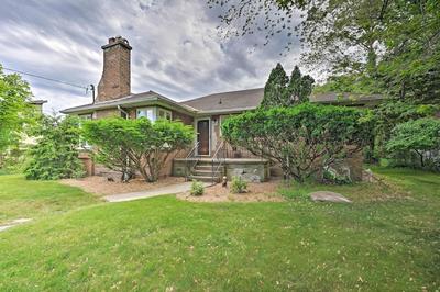 Lake Michigan Hideaway: Pool, Steps to Beach!