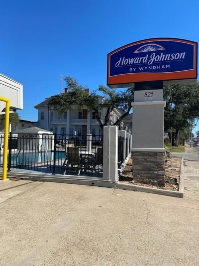 Howard Johnson by Wyndham Historic Lake Charles