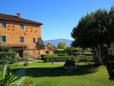 Villa in Cortona With Pool & Garden