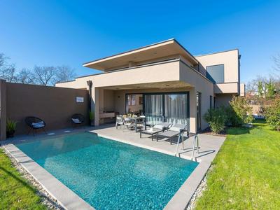 Apartment Near Beach With Pool