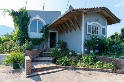 Serene Seaside Bliss - Lush & Secluded Garden Oasis