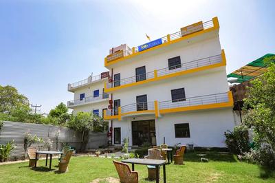 Fabexpress Grand Resort