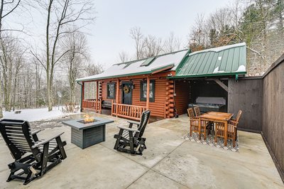 Peaceful Cabin w/ Hot Tub in Dundee: Dogs Welcome
