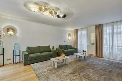 Terrace Apartment Trocadero Eiffel Tower by Studio Prestige