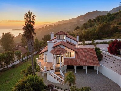 Villa Costera - Tree-lined Tranquility: 3-level Entertainer's Dream