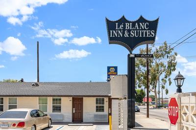 Le Blanc Inn & Suites