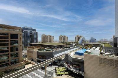Luxe 1BR w Palm Skyline View Easy Mall Access