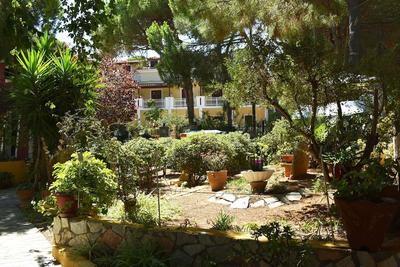 Kuris Studios & Apartments