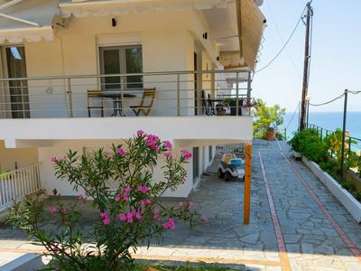 Zoe Seaview Apartment by Rentalspro