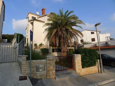8 Person 3 Bed Apartment With Pool Near the Beach