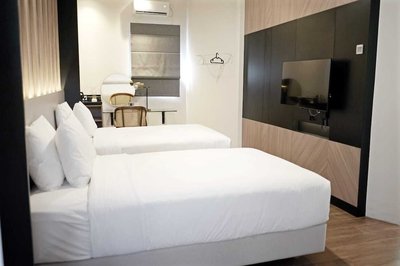 Spot 43 Cafe and Hotel