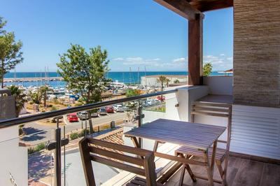 Room in Guest Room - Private Room With Beautiful sea View